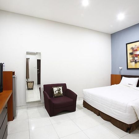 Reddoorz @ Menteng Джакарта Екстериор снимка