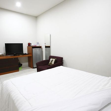 Reddoorz @ Menteng Джакарта Екстериор снимка