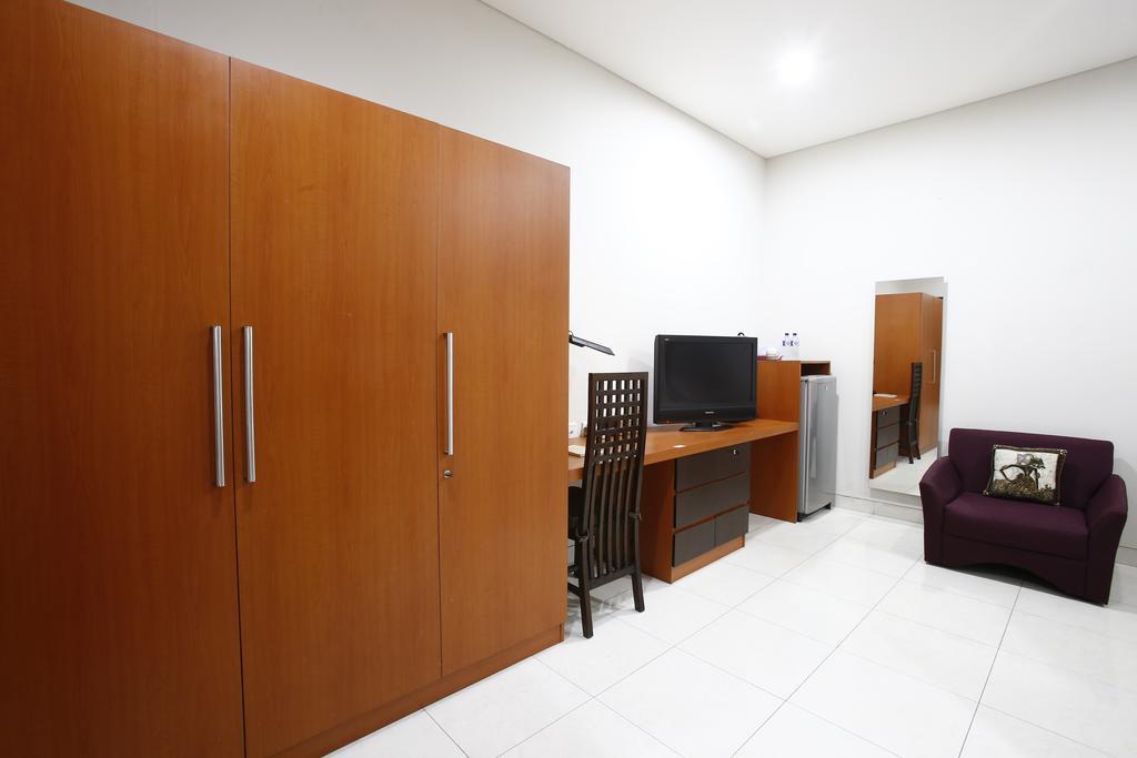 Reddoorz @ Menteng Джакарта Екстериор снимка