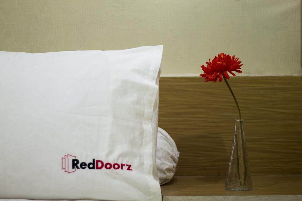 Reddoorz @ Menteng Джакарта Екстериор снимка