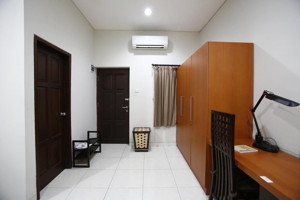 Reddoorz @ Menteng Джакарта Екстериор снимка