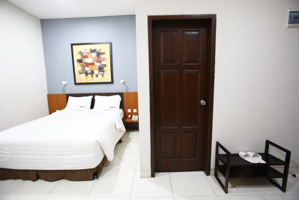 Reddoorz @ Menteng Джакарта Екстериор снимка